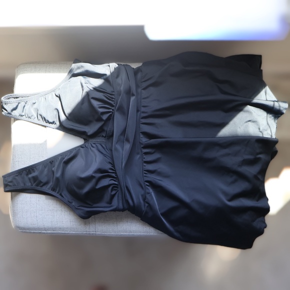 Torrid Wireless Short Asymmetrical Swim Dress with Brief Size 0 Black UPF 50+ - Picture 3 of 8